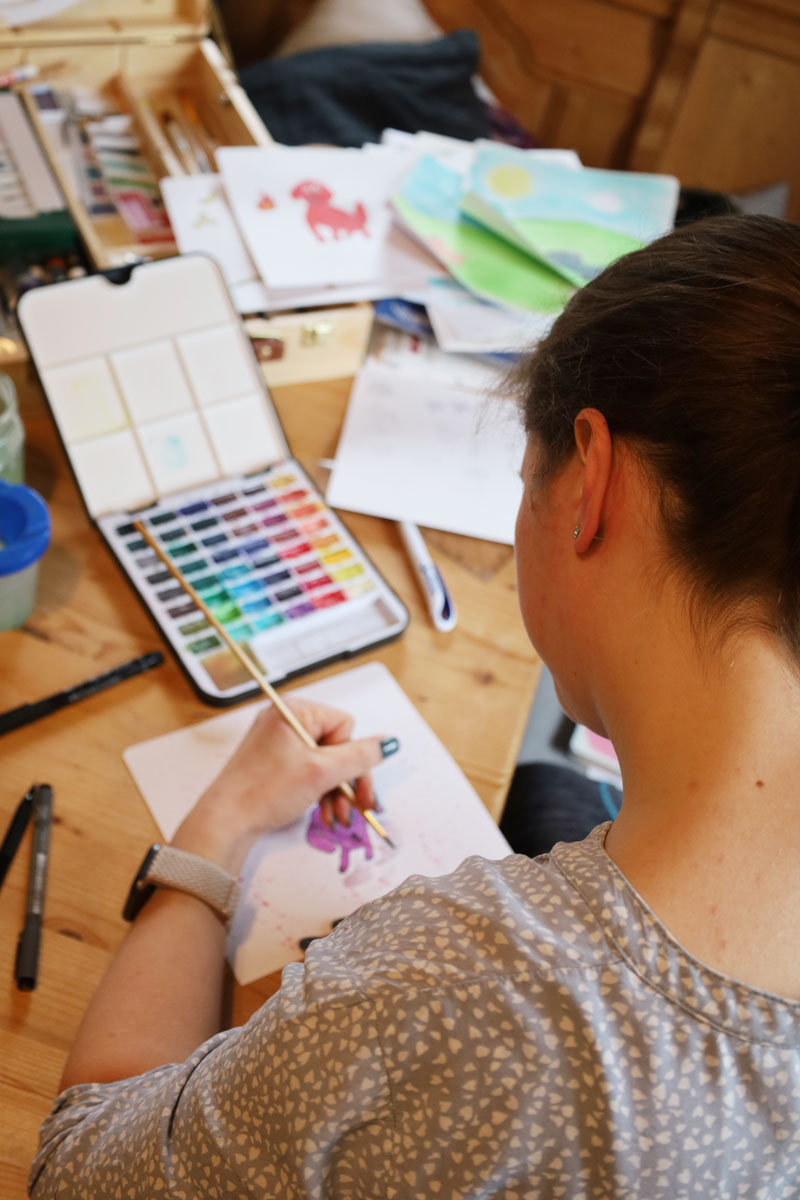 Anna Müller malt Skizzen für das Kinderbuch "Gulliver das Schweinhorn" Anna Müller malt Skizzen für das Kinderbuch "Gulliver das Schweinhorn"